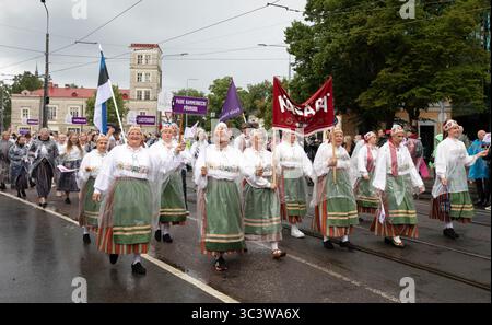 Tallinn, Estonia, 5 luglio 2025: Persone in abbigliamento tradizionale per le strade di Tallinn durante il famoso festival di canto e danza Foto Stock