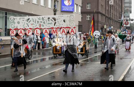 Tallinn, Estonia, 5 luglio 2025: Persone in abbigliamento tradizionale per le strade di Tallinn durante il famoso festival di canto e danza Foto Stock