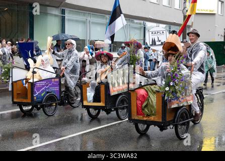 Tallinn, Estonia, 5 luglio 2025: Persone in abbigliamento tradizionale per le strade di Tallinn durante il famoso festival di canto e danza Foto Stock