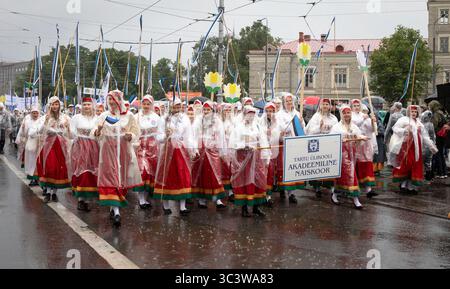 Tallinn, Estonia, 5 luglio 2025: Persone in abbigliamento tradizionale per le strade di Tallinn durante il famoso festival di canto e danza Foto Stock