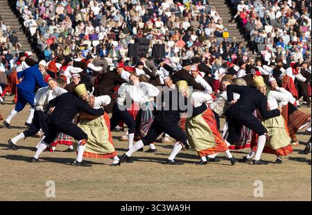 Tallinn, estonia, 4 luglio 2025: Ballerini popolari estoni che praticano i loro passi Foto Stock