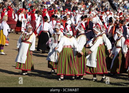 Tallinn, estonia, 4 luglio 2025: Ballerini popolari estoni che praticano i loro passi Foto Stock