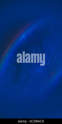 Miscela neon. Spruzzi d'inchiostro. Nuvola colorata blu sfocata e scintillante gocce d'acqua di vapore che si diffondono su uno sfondo acrilico astratto e creativo. Foto Stock