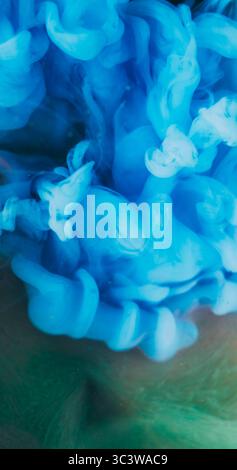 Vernice nebbia. Acqua acrilica. Blu, verde e rosa sfocati, fumo liquido, pigmento bagnato, si avvolgono su uno sfondo creativo astratto. Foto Stock