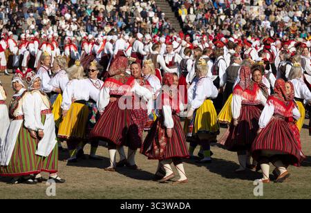 Tallinn, estonia, 4 luglio 2025: Ballerini popolari estoni che praticano i loro passi Foto Stock