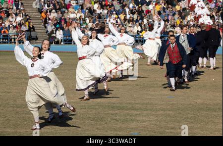 Tallinn, estonia, 4 luglio 2025: Ballerini popolari estoni che praticano i loro passi Foto Stock