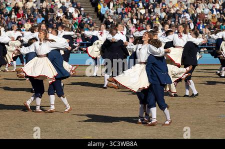 Tallinn, estonia, 4 luglio 2025: Ballerini popolari estoni che praticano i loro passi Foto Stock