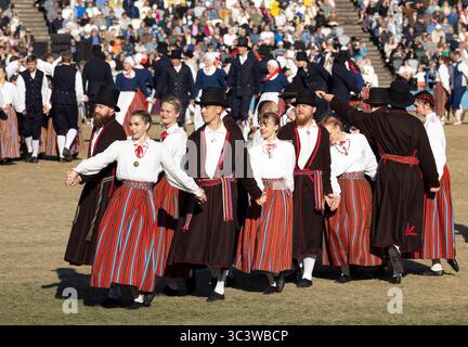 Tallinn, estonia, 4 luglio 2025: Ballerini popolari estoni che praticano i loro passi Foto Stock