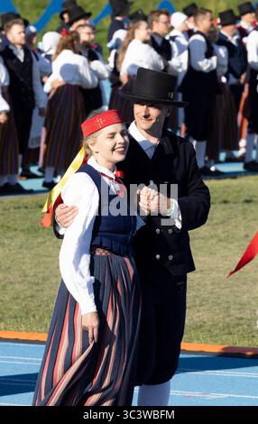 Tallinn, estonia, 4 luglio 2025: Ballerini popolari estoni che praticano i loro passi Foto Stock