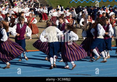 Tallinn, estonia, 4 luglio 2025: Ballerini popolari estoni che praticano i loro passi Foto Stock