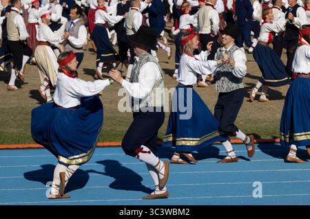 Tallinn, estonia, 4 luglio 2025: Ballerini popolari estoni che praticano i loro passi Foto Stock