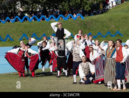 Tallinn, estonia, 4 luglio 2025: Ballerini popolari estoni che praticano i loro passi Foto Stock