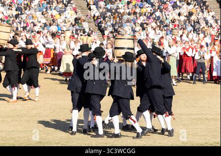 Tallinn, estonia, 4 luglio 2025: Ballerini popolari estoni che praticano i loro passi Foto Stock