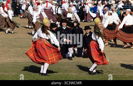 Tallinn, estonia, 4 luglio 2025: Ballerini popolari estoni che praticano i loro passi Foto Stock