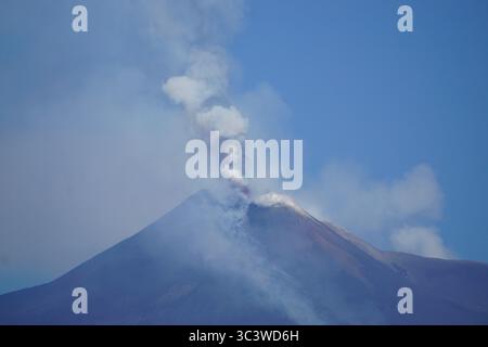 Vista mattutina dell'Etna, Italia, inizio mattutino dell'eruzione vulcanica di giugno 2025 con fumo, vapore dalla cima, vetta Foto Stock