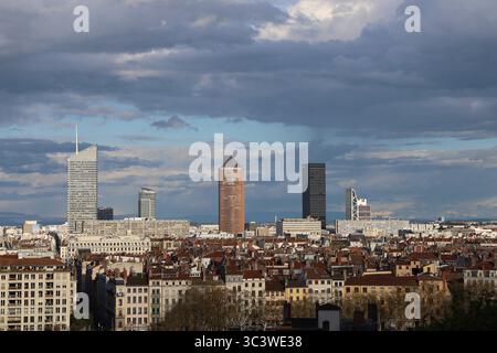 Panoramica del quartiere commerciale la Part Dieu, vista dal colle Fourvière, città di Lione, dipartimento di Rhône, Francia Foto Stock
