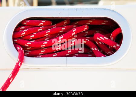 Compartimento in corda su uno yacht a vela con corde rosse all'interno. Foto Stock