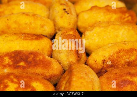 Diverse polpette fritte succose in olio, primo piano. Foto Stock