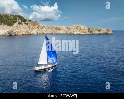 Vista aerea della splendida barca a vela. Barca sul mare in estate Foto Stock