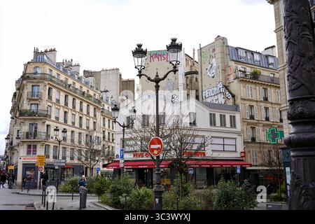 Angolo di strada a Montmartre Parigi con graffiti 22 febbraio 2025 Foto Stock