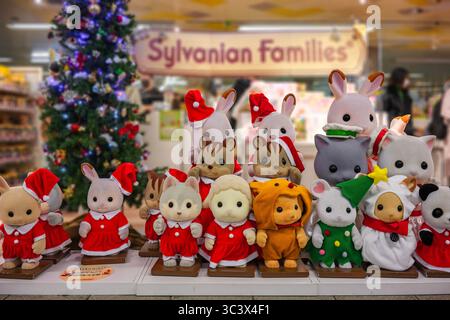tokyo, odaiba - 24 dicembre 2024: Figurine a grandezza naturale di carini personaggi delle famiglie Sylvaniane in abiti natalizi, per celebrare il 40° anniversario del Foto Stock