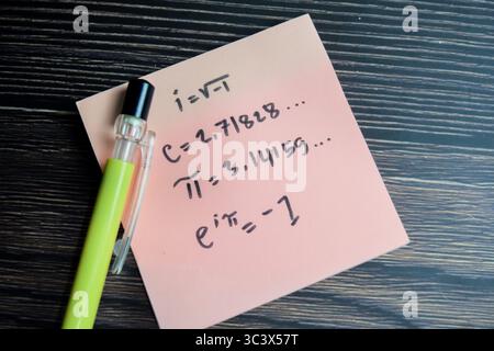 Concetto di equazione di eulero importante scrivere su note adesive isolate su un tavolo di legno. Foto Stock
