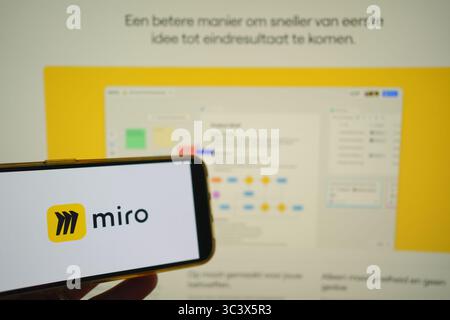 Roosendaal, Paesi Bassi - 27 luglio 2025: Un telefono cellulare che mostra il logo di Miro, una piattaforma di lavagna collaborativa, con il sito web in Foto Stock