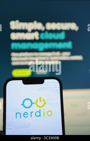 Roosendaal, Paesi Bassi - 27 luglio 2025: Un telefono cellulare con il logo di Nerdio, una piattaforma di gestione cloud per MSP e imprese, con Foto Stock