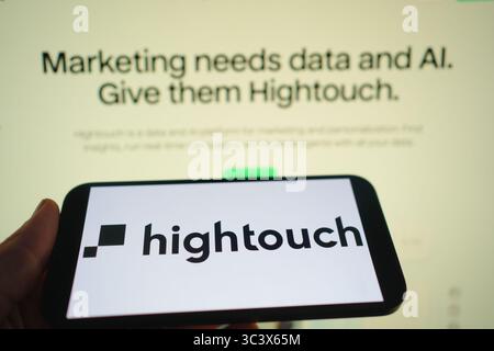 Roosendaal, Paesi Bassi - 27 luglio 2025: Un telefono cellulare con il logo di Hightouch, con il sito web sullo sfondo. Foto Stock