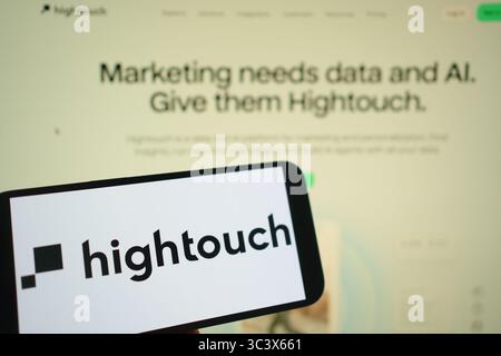 Roosendaal, Paesi Bassi - 27 luglio 2025: Un telefono cellulare con il logo di Hightouch, con il sito web sullo sfondo. Foto Stock