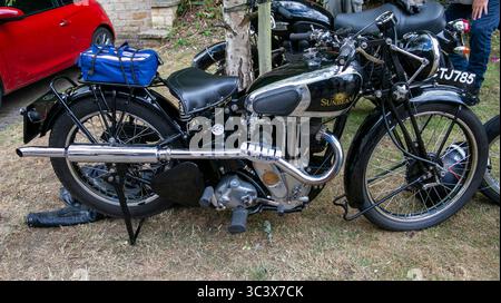 Moto Sunbeam A26 vintage del 1938 esposta all'aperto al calne bike Meet 2025, caratterizzata da un design classico con dettagli cromati e una sella in pelle Foto Stock