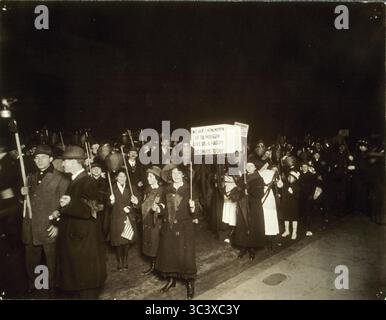 Parata notturna del suffragio a New York, CA. 1910-1915. Archive American Suffragette Movement Fotografia di Jessie Tarbox Beals, anni '1910 Foto Stock