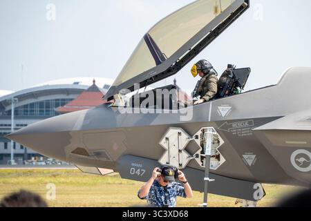 Bali, 20 settembre 2024: Un pilota della RAAF, che indossa l'avanzato casco F-35, si prepara per un volo al Bali Airshow Foto Stock