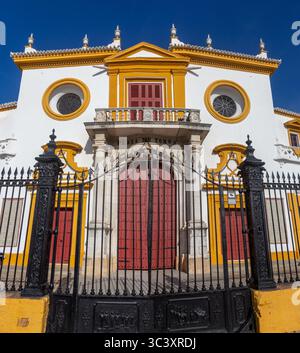 Facciata dell'edificio esterno di Plaza de Toros Corrida, il famoso cancello d'ingresso dell'Arena Bullfighting del XVIII secolo. Architettura andalusa d'epoca, Siviglia, Spagna Foto Stock