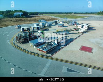Cancun, Quintana Roo, Messico – 26 novembre 2024: Attrezzature di supporto a terra e container di carico sono pronti sull'asfalto dell'aeroporto internazionale di Cancun Foto Stock