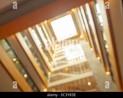 Scenografia astratta e sfocata del lucernario degli alti edifici, soffitto quadrato in vetro con luce solare, vista dal basso, design degli interni bac Foto Stock