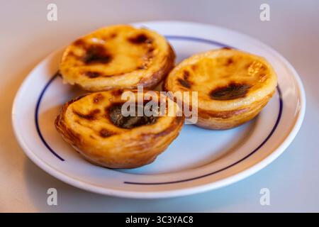 Famoso dessert Pastel de nata o crostate di uova alla crema pasticcera portoghese. Si tratta di dolci ispirati a una ricetta originale chiamata Pastéis de Belém, che erano Foto Stock