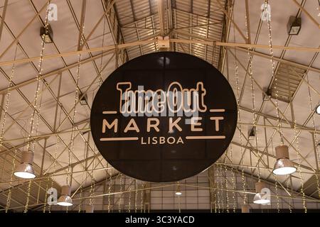 Time Out Market Lisboa, una sala gastronomica alla moda situata nel Mercado da Ribeira a Cais do Sodré a Lisbona, Portogallo. Il mercato Time Out è stato aperto in 11 ci Foto Stock