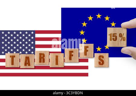 Blocchi di legno con TARIFFE per la parola sullo sfondo delle bandiere USA e UE. Guerra commerciale, doganale e tariffaria Foto Stock