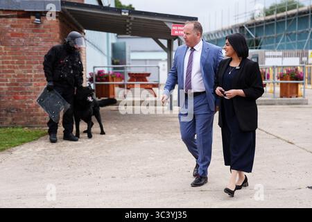 Lord Cancelliere e Segretario alla giustizia Shabana Mahmood durante il lancio di un processo taser nella tenuta della prigione maschile per adulti presso il sito di addestramento Operational Response & Resilience Unit (ORRU) a Kidlington, Oxfordshire. Data foto: Giovedì 24 luglio 2025. Foto Stock