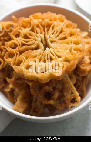 Vista dall'alto dello snack sassafa nigeriano settentrionale, vista dall'alto dei biscotti alle rosette in una ciotola bianca Foto Stock