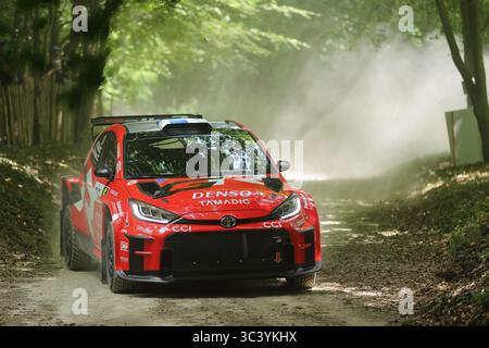 Auto da rally Toyota che naviga sul Forest Rally Stage al Goodwood Festival of Speed, West Sussex, Inghilterra, 2025, mostrando ingegneria motoristica ad alte prestazioni in un ambiente dinamico fuoristrada. Foto Stock