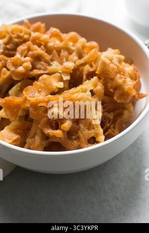 Vista dall'alto dello snack sassafa nigeriano settentrionale, vista dall'alto dei biscotti alle rosette in una ciotola bianca Foto Stock