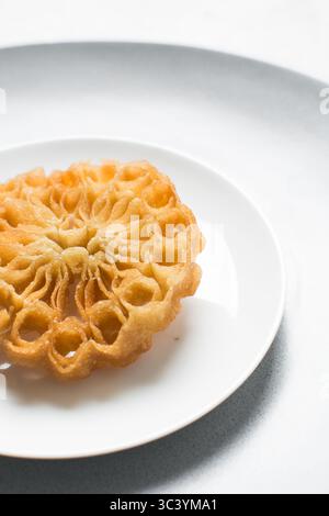 Vista dall'alto dello snack sassafa nigeriano settentrionale, vista dall'alto dei biscotti alle rosette in una ciotola bianca Foto Stock