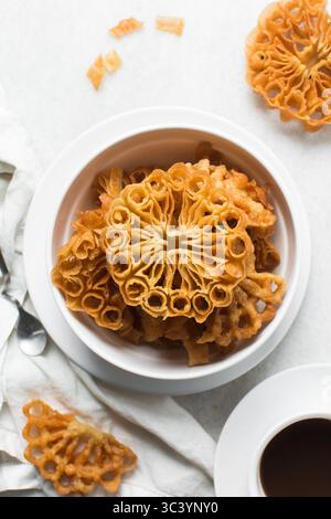Vista dall'alto dello snack sassafa nigeriano settentrionale, vista dall'alto dei biscotti alle rosette in una ciotola bianca Foto Stock