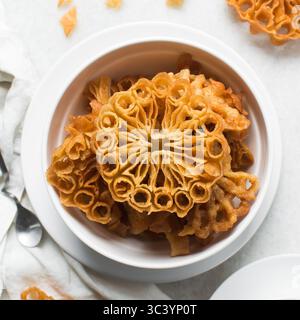 Vista dall'alto dello snack sassafa nigeriano settentrionale, vista dall'alto dei biscotti alle rosette in una ciotola bianca Foto Stock