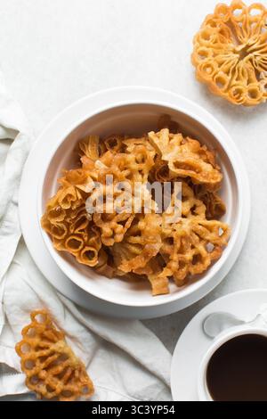 Vista dall'alto dello snack sassafa nigeriano settentrionale, vista dall'alto dei biscotti alle rosette in una ciotola bianca Foto Stock