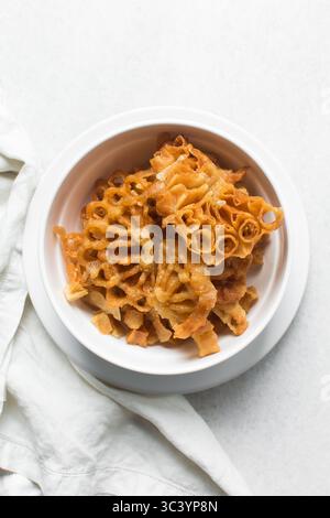 Vista dall'alto dello snack sassafa nigeriano settentrionale, vista dall'alto dei biscotti alle rosette in una ciotola bianca Foto Stock