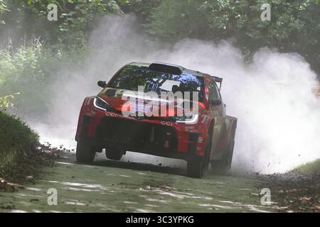 Auto da rally Toyota che naviga sul Forest Rally Stage al Goodwood Festival of Speed, West Sussex, Inghilterra, 2025, mostrando ingegneria motoristica ad alte prestazioni in un ambiente dinamico fuoristrada. Foto Stock