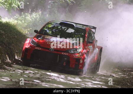 Auto da rally Toyota che naviga sul Forest Rally Stage al Goodwood Festival of Speed, West Sussex, Inghilterra, 2025, mostrando ingegneria motoristica ad alte prestazioni in un ambiente dinamico fuoristrada. Foto Stock